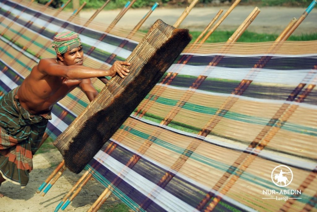 Lungi Majon min আমাদের লুঙ্গির দাম বেশি কেন?