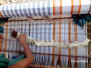 bou vora min যেভাবে ধাপে ধাপে হস্তচালিত তাঁতের লুঙ্গি তৈরি করা হয়